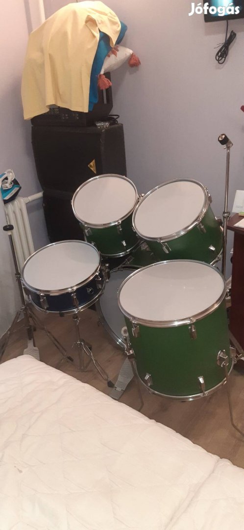 Eladó, elcserélhető dobfelszerelés.