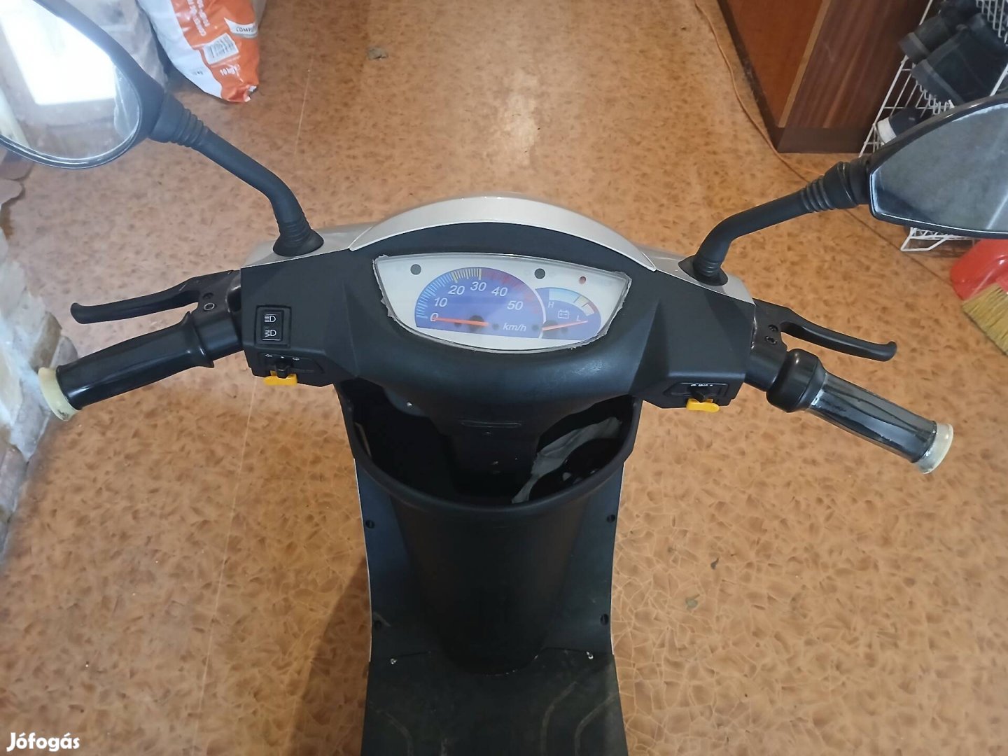 Élado  elektromos  három  kerekü  tricigli.