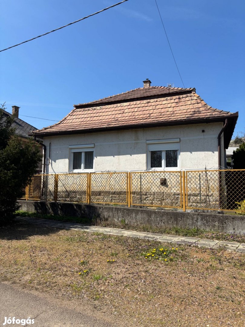 Eladó, kertes családi ház