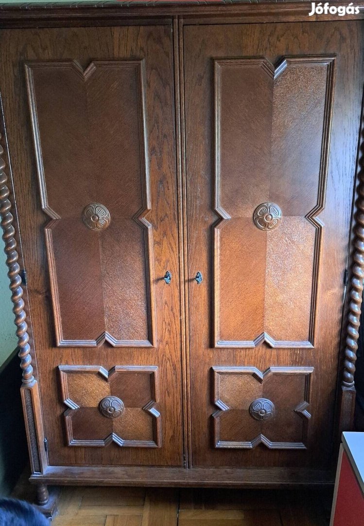 Eladó koloniál szekrény.