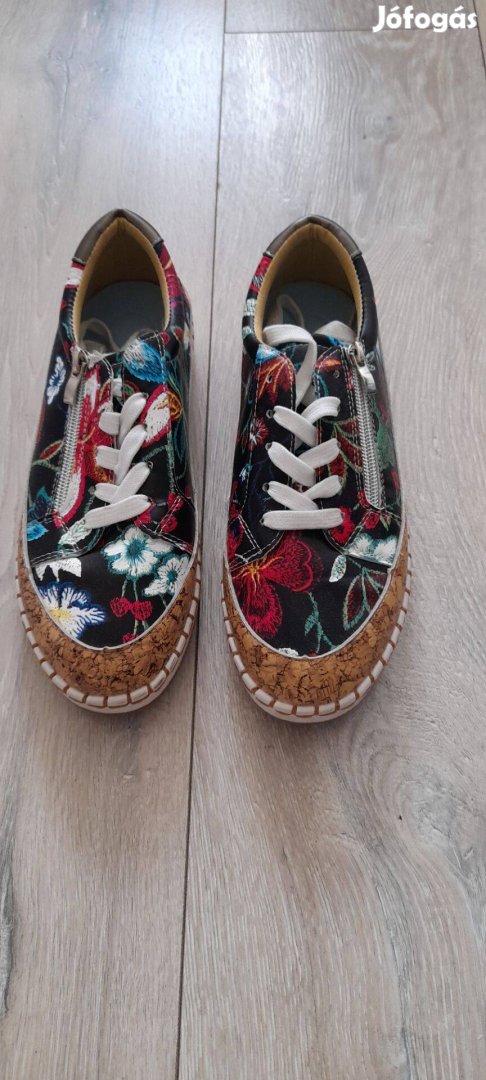 Eladó, virágmintás 39-es női cipő