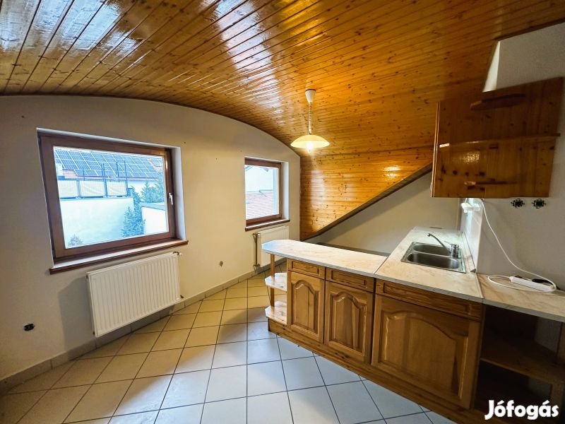 Eladó a Belvárosban egy 70m2-es tetőtéri társasházi lakás