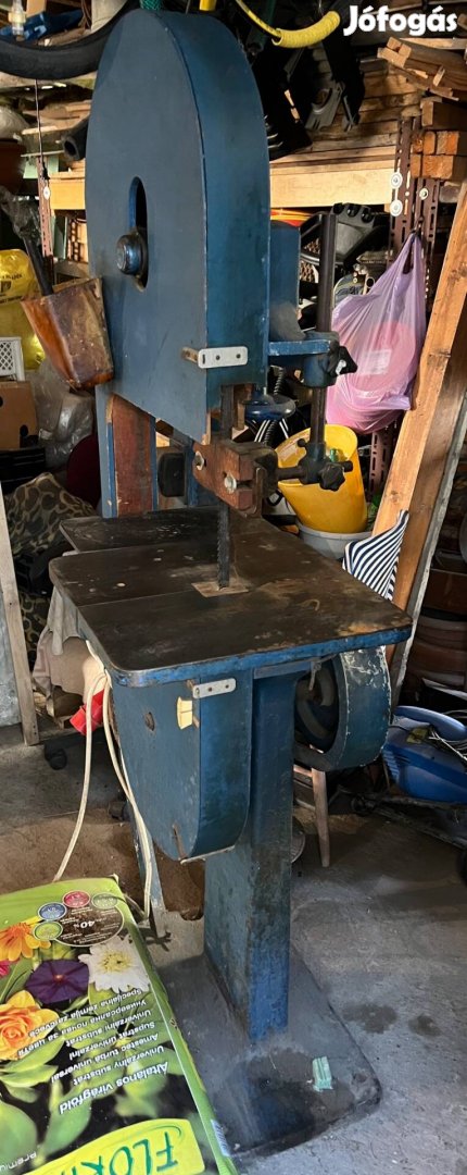 Elado a fotokon látható gyári öntvényvázas 400-as