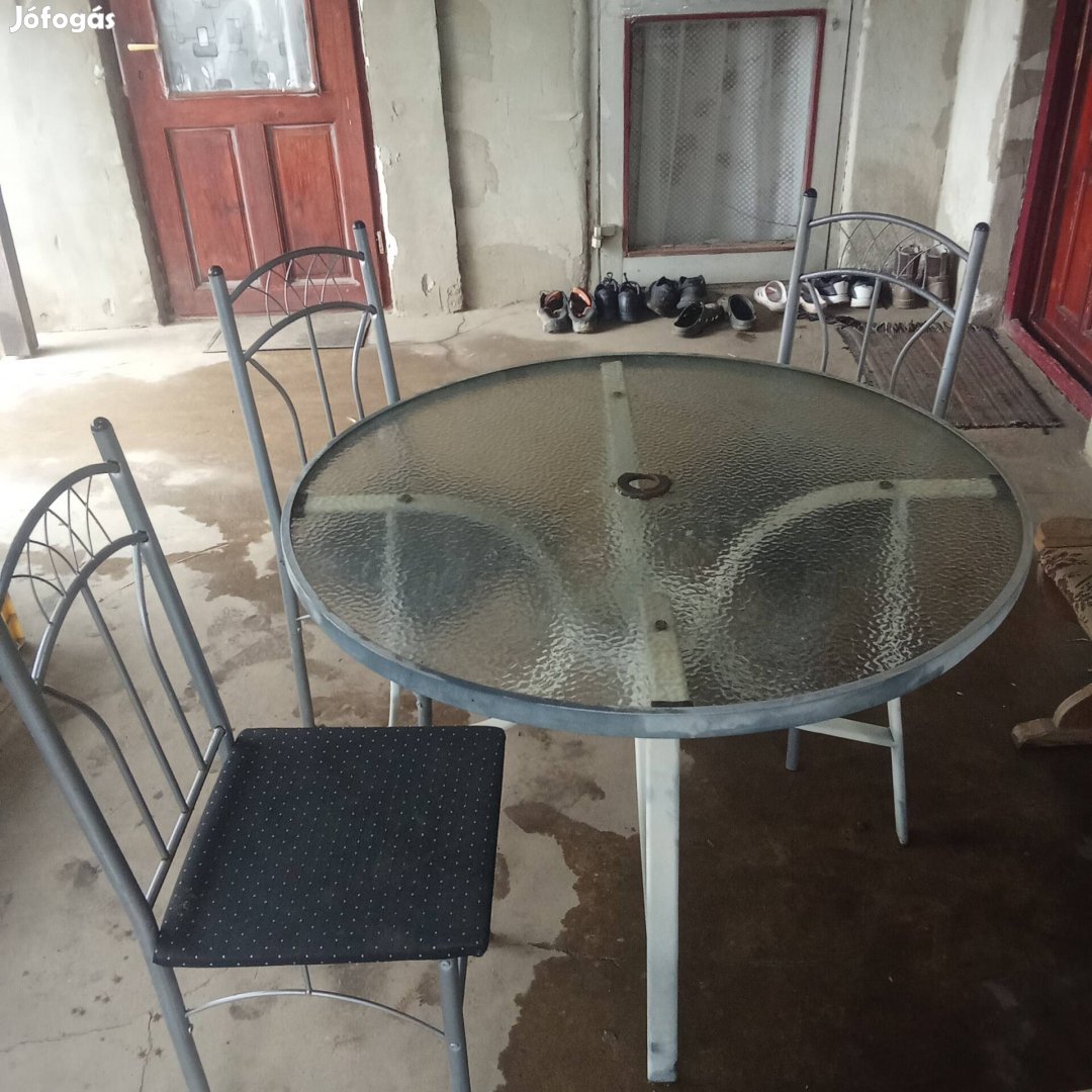 Eladó a képeken látható asztal szekekkel