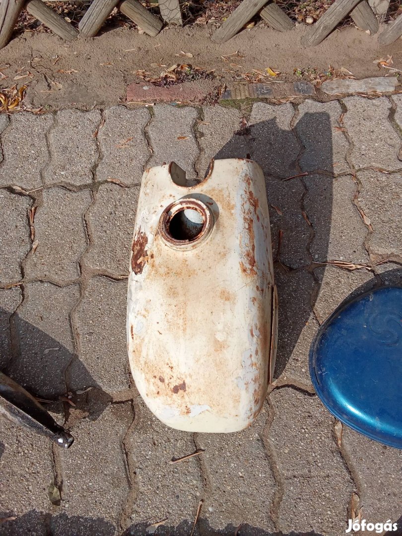 Eladó a képeken látható motor alkatrészek 