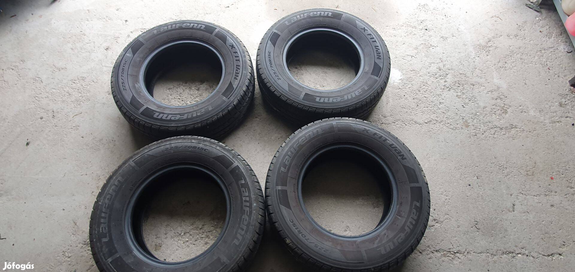Eladó a képen látható 4 db 225/70 R15C Kisteherautógumi