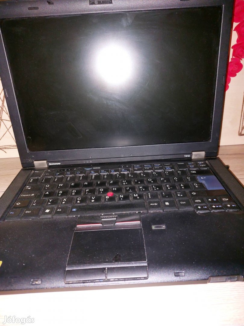 Eladó a képen látható Lenovo Thinkpad T 410 laptop.