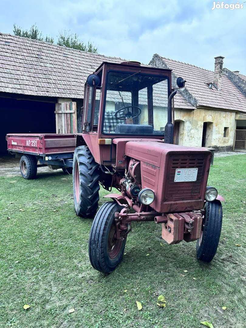 Eladó a képen látható T-25 -ös traktor munkaeszközeivel egyben