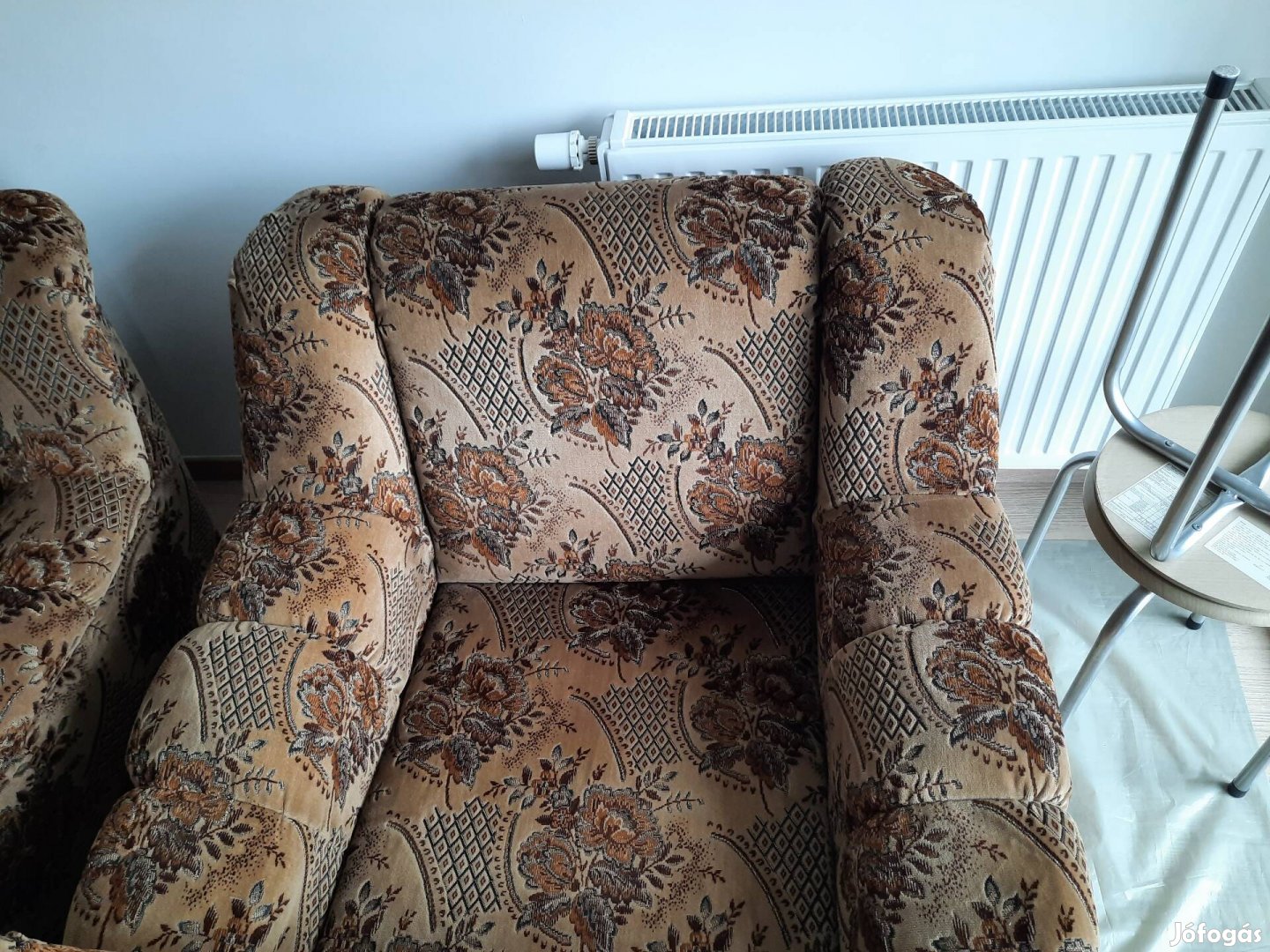 Eladó a képen látható alig használt 2 db fotel!