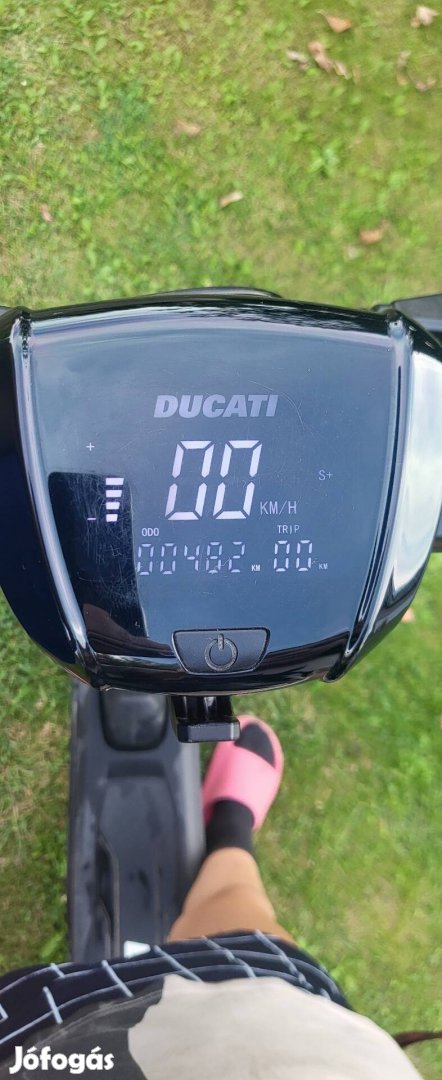 Eladó a képen látható elektromos  roler. 