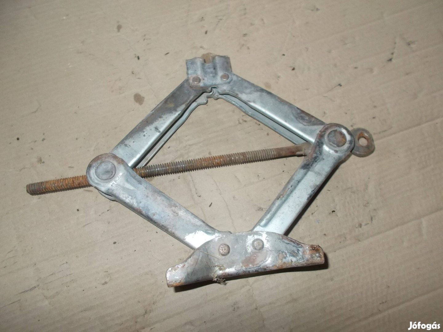 Eladó a képen látható emelő jó állapotban 9 számú