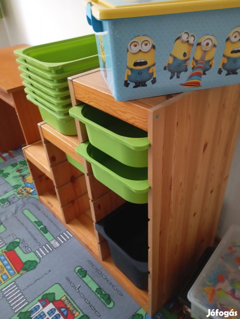 Eladó a képen látható fenyő IKEA -s fókos szekrény!