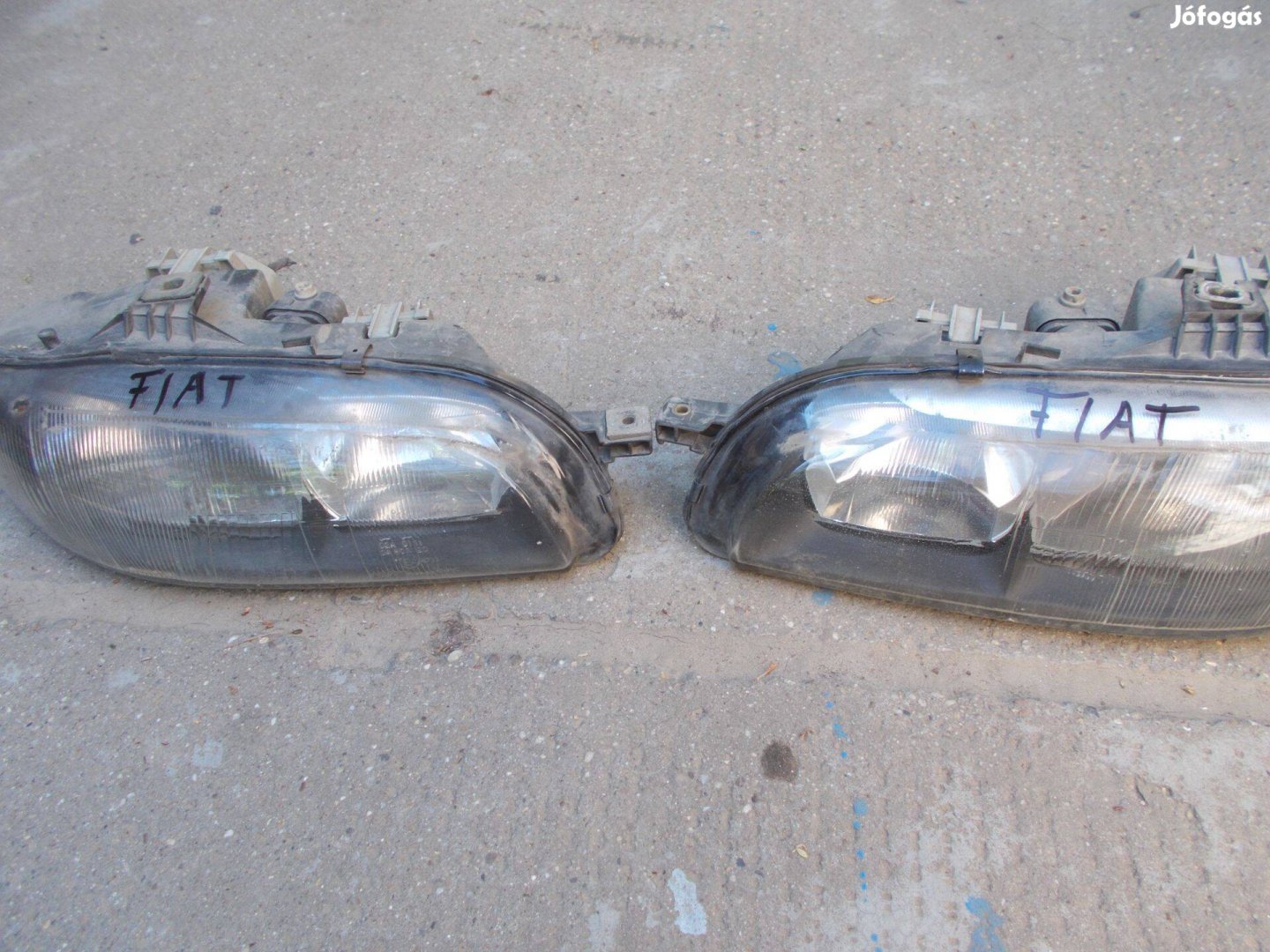 Eladó a képen látható fiat első fényszóró pár