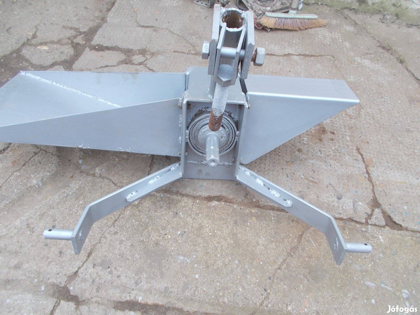 Eladó a képen látható gardán hajtású ág aprító adapter traktorhoz