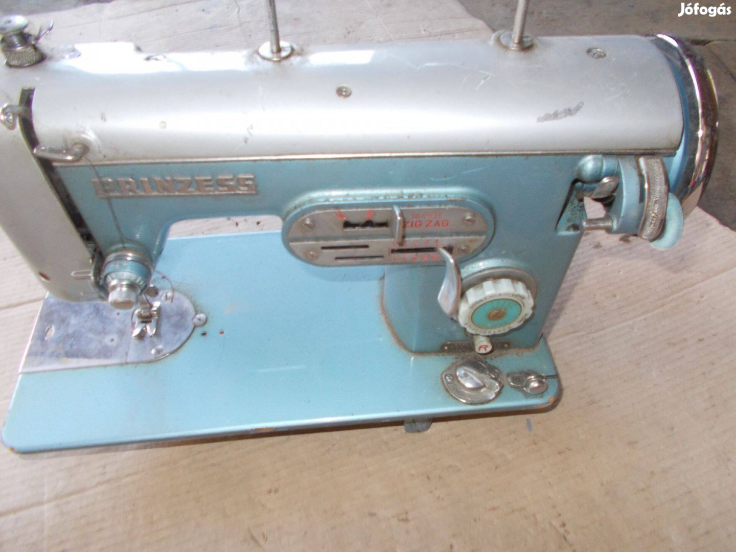 Eladó a képen látható használt orosz varrógép tartozék