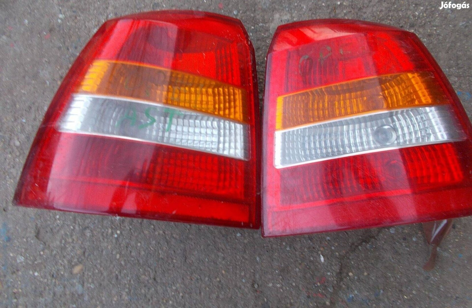 Eladó a képen látható hátsó lámpa pár