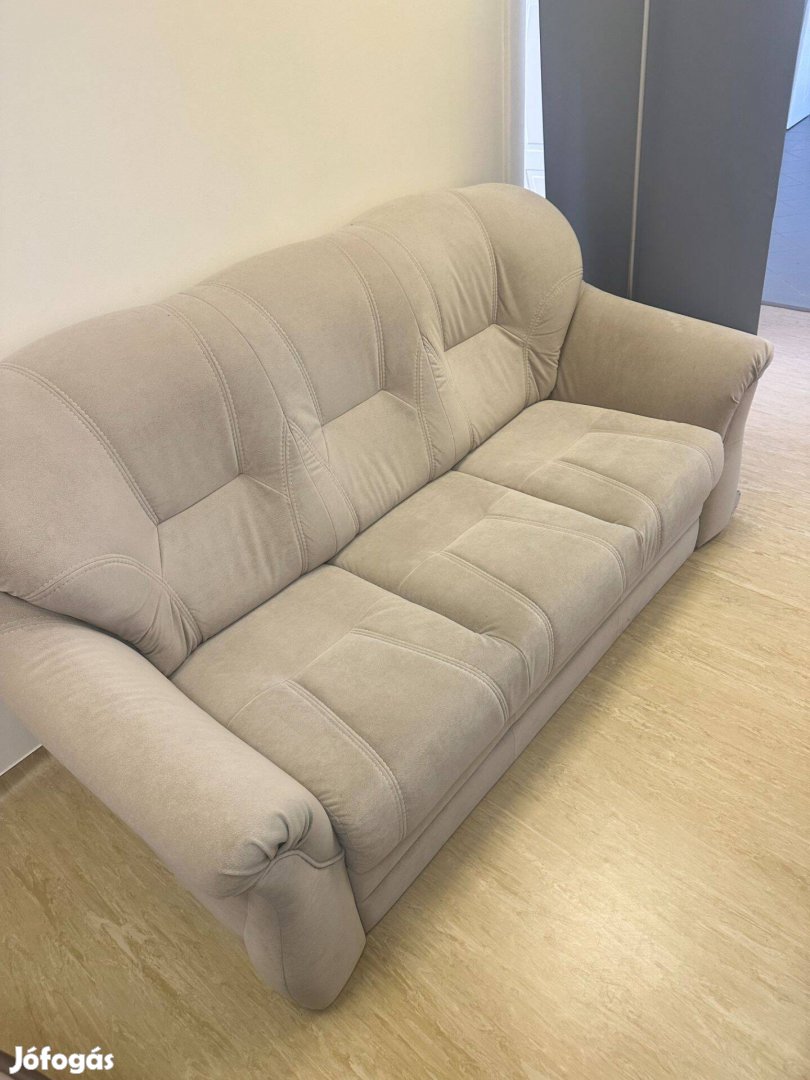 Eladó a képen látható kanapék és fotelek