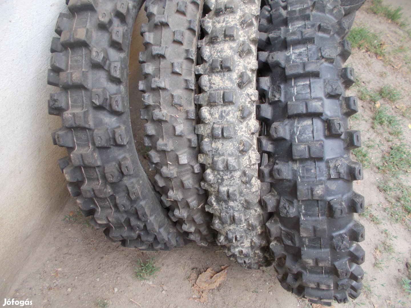 Eladó a képen látható krossz motor használt terepgumi csomag
