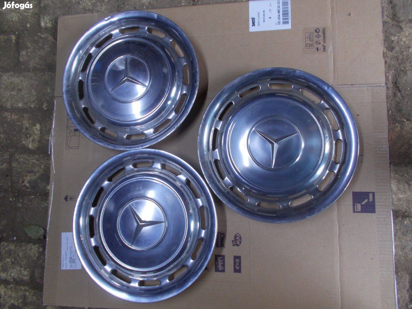 Eladó a képen látható mercedes-benz dísz tárcsa csomag