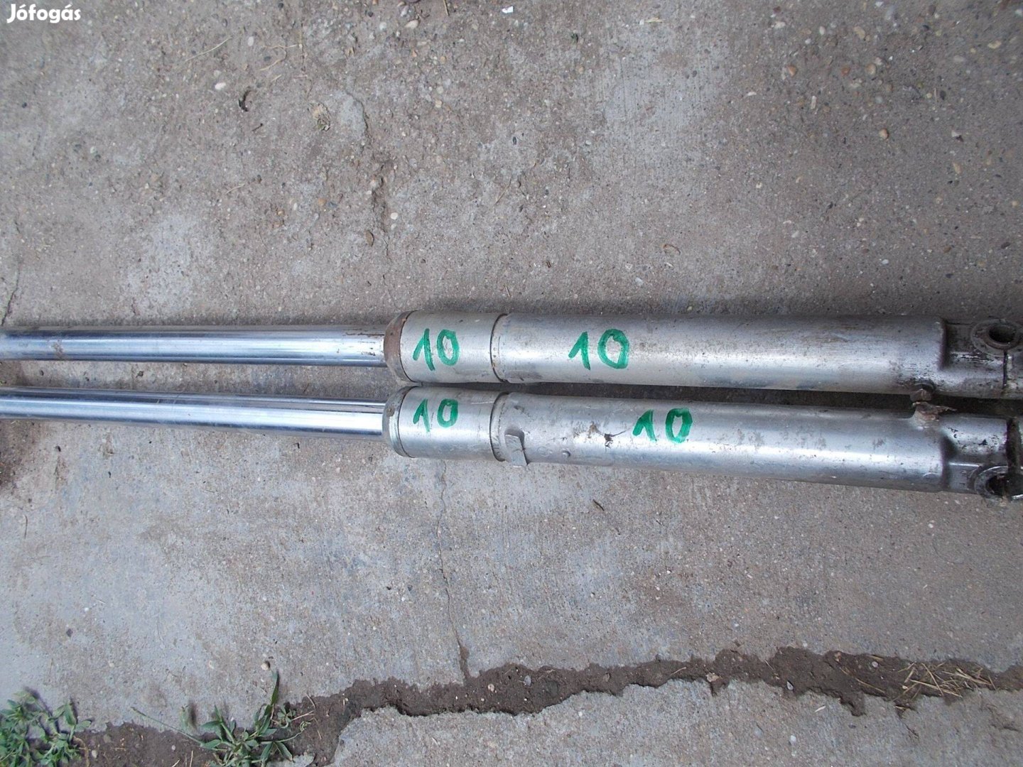 Eladó a képen látható motorkerékpár első teleszkóp pár 10 számú