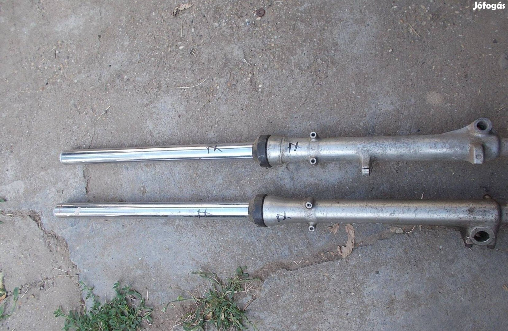 Eladó a képen látható motorkerékpár első teleszkóp pár 7 számú