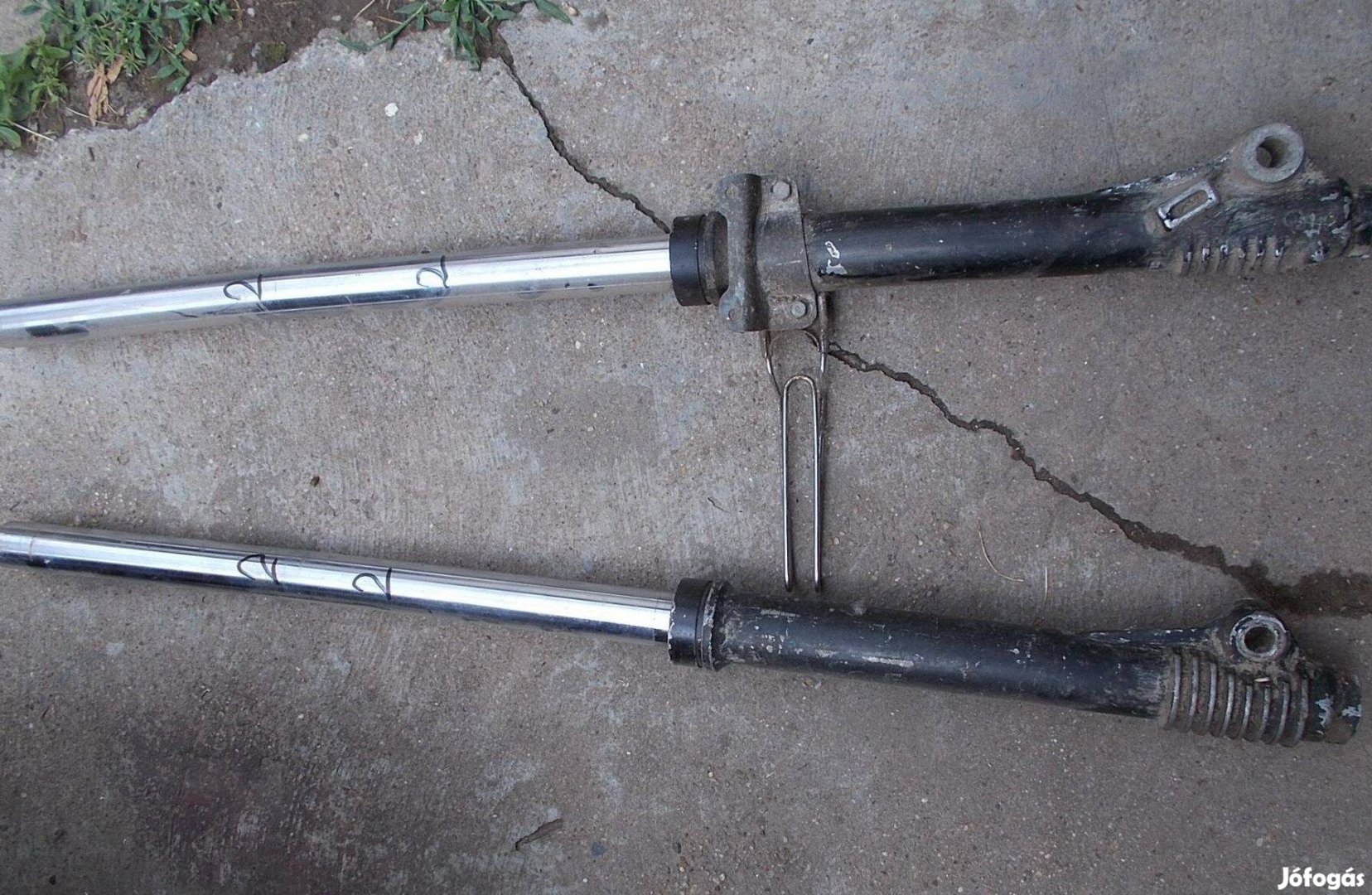 Eladó a képen látható motorkerékpár első teleszkóp pár