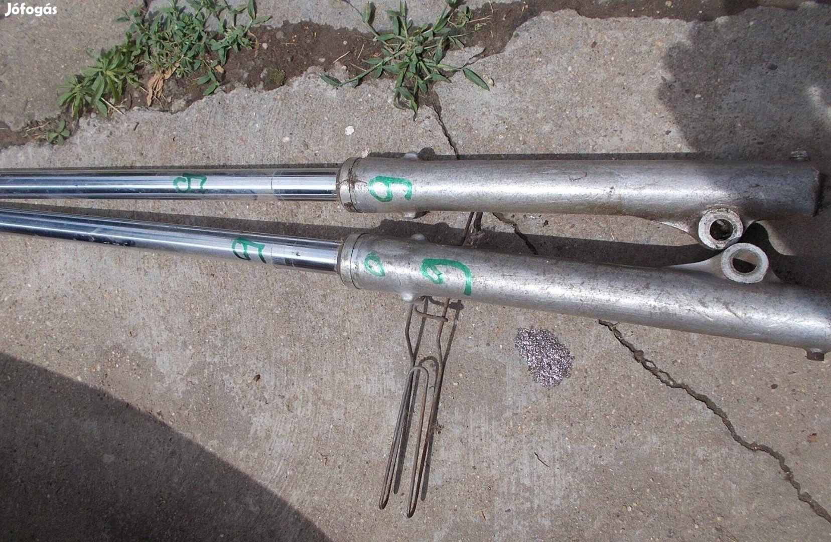 Eladó a képen látható motorkerékpár első teleszkóp pár 9 számú