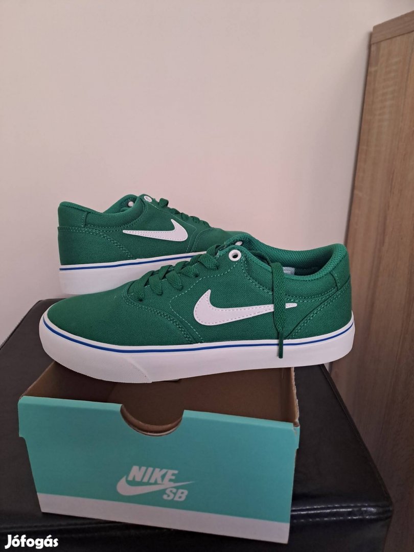 Eladó a képen látható női Nike cipő.  Új 