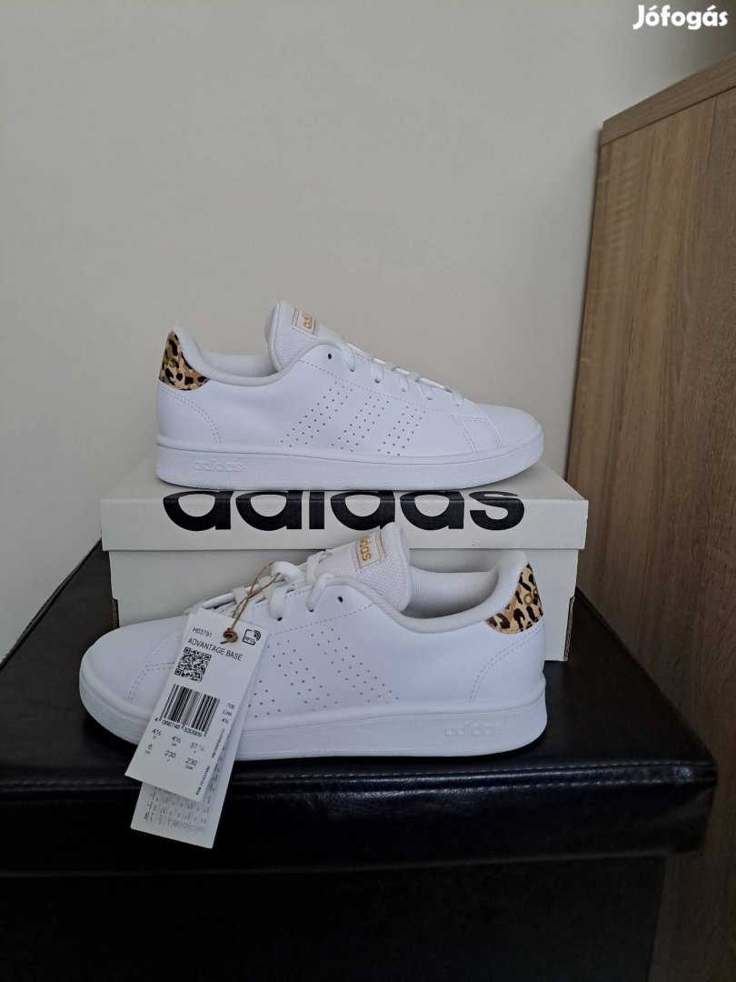 Eladó a képen látható női adidas cipő.  Új. 