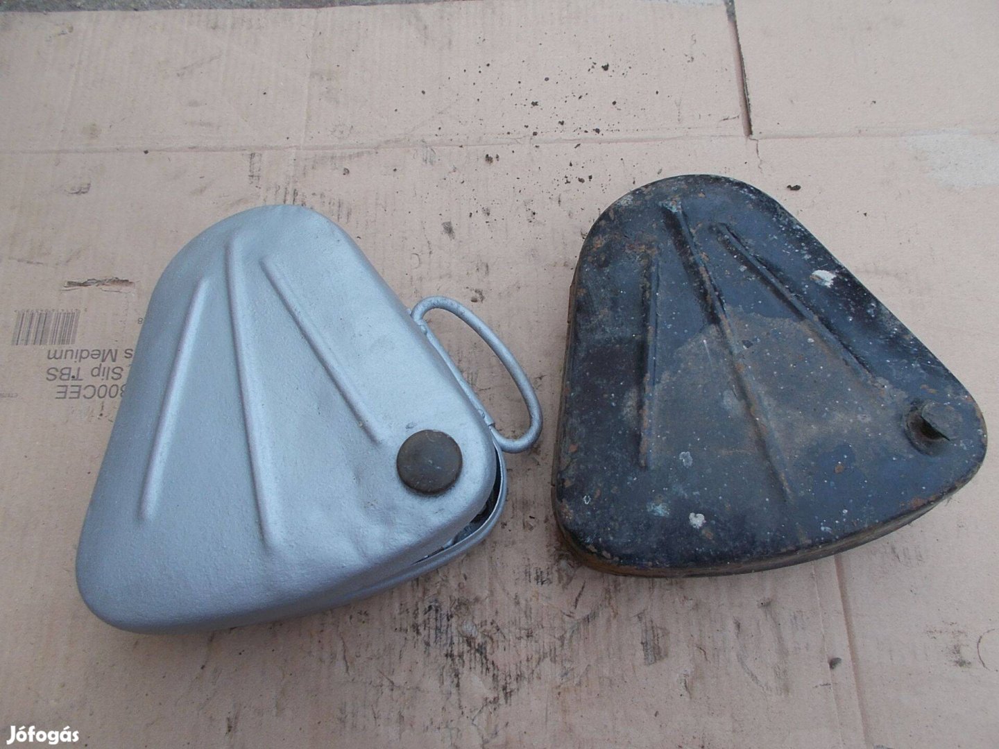 Eladó a képen látható régi csepel vagy danuvia dobozok