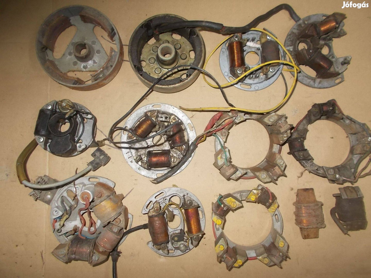 Eladó a képen látható régi gyújtás alkatrész csomag