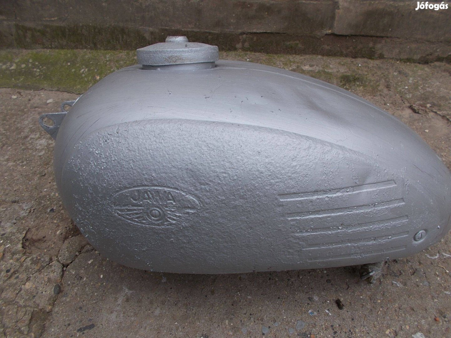 Eladó a képen látható régi jawa üzemanyag tartály fellelt állapot