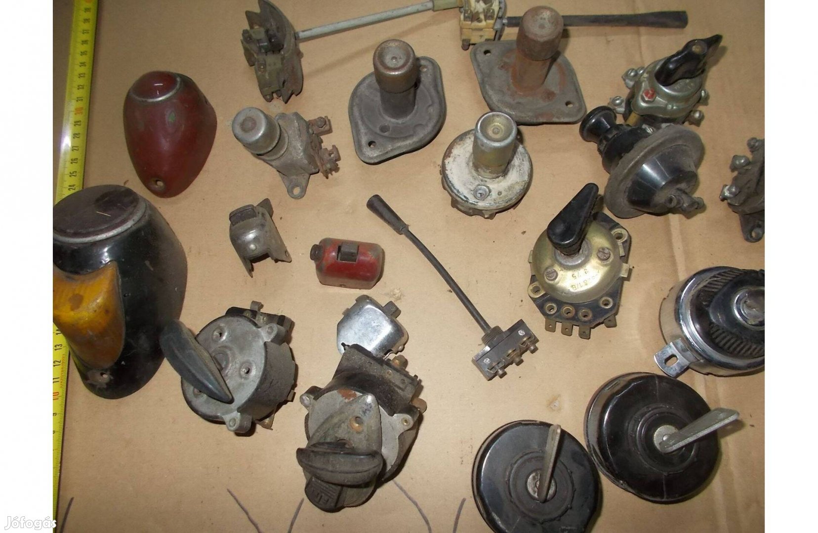 Eladó a képen látható régi kapcsoló alkatrész csomag