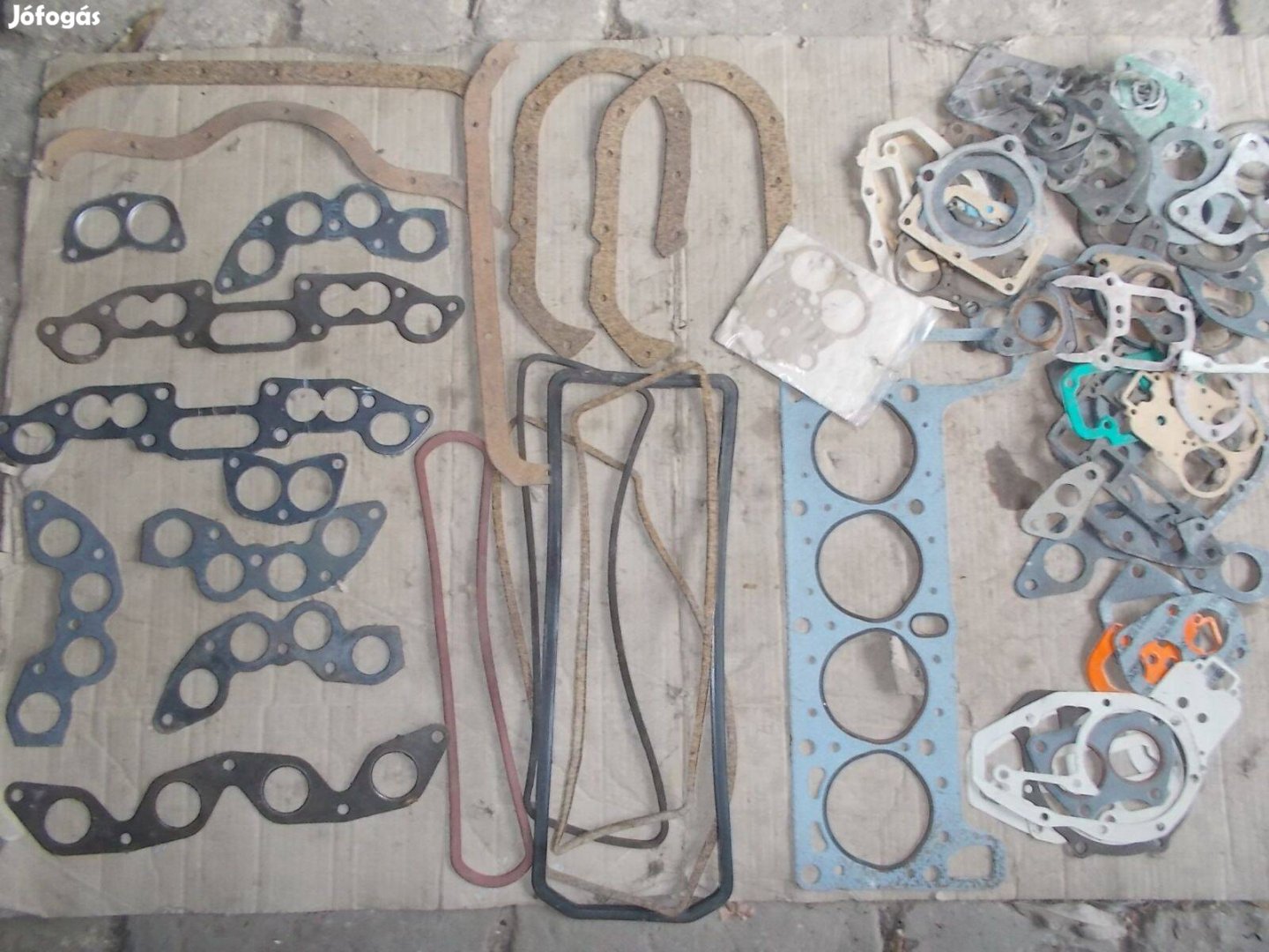 Eladó a képen látható régi keleti autókhoz tömítések