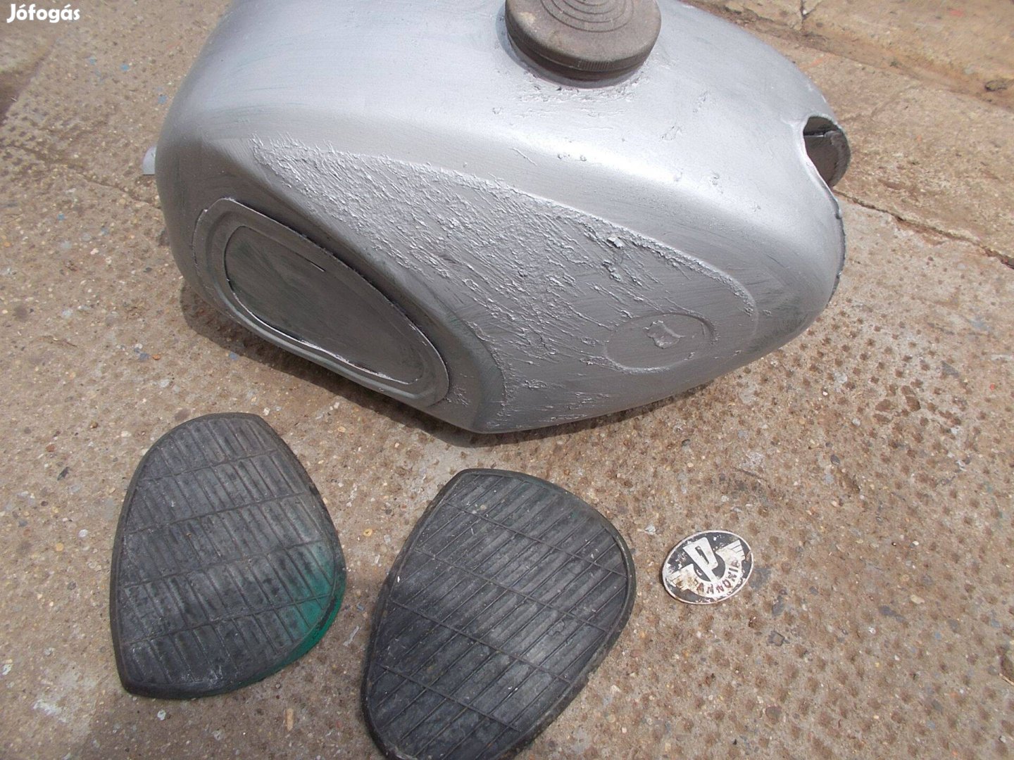 Eladó a képen látható régi pannonia üzemanyag tartály fellelt állapot