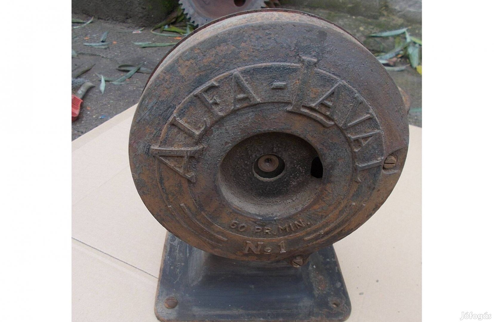 Eladó a képen látható régiség fellelt állapotban