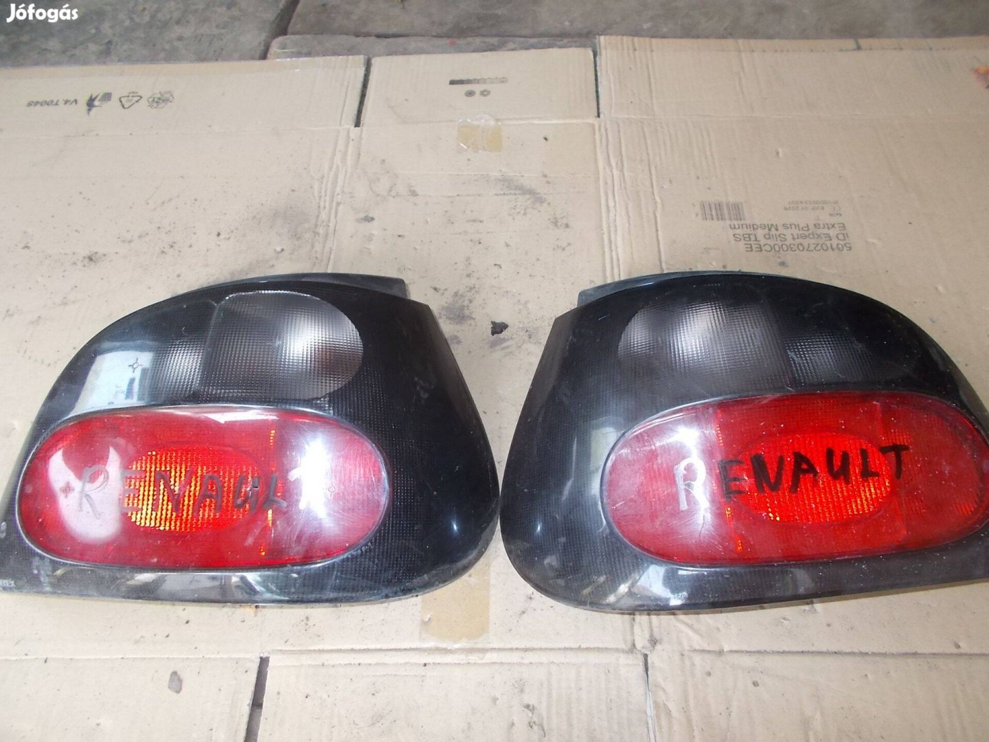 Eladó a képen látható renault hátsó lámpa pár