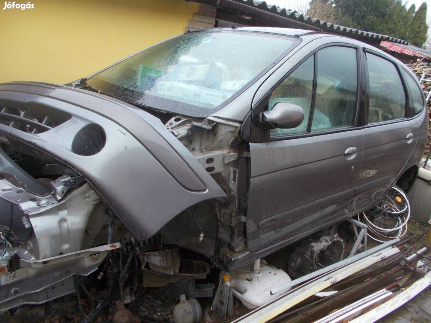 Eladó a képen látható renault megane scenic karosszéria