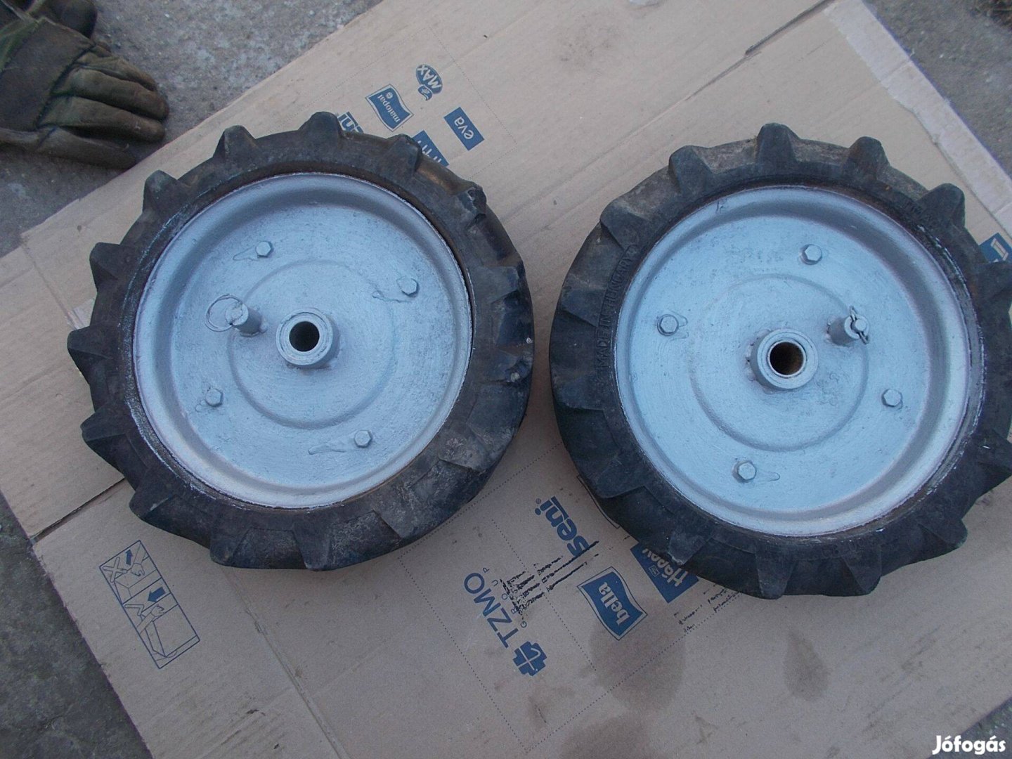 Eladó a képen látható rota kapához tömör gumis kerék párban