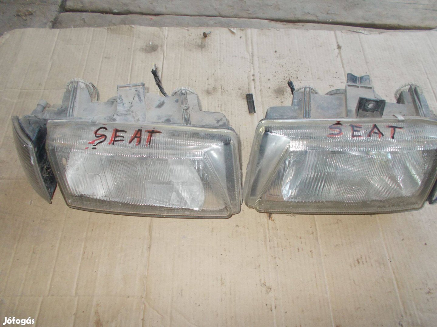 Eladó a képen látható seat első fényszóró pár