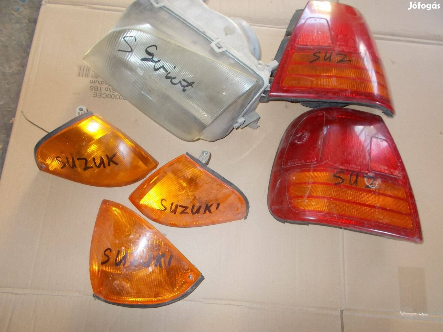 Eladó a képen látható suzuki lámpa csomag