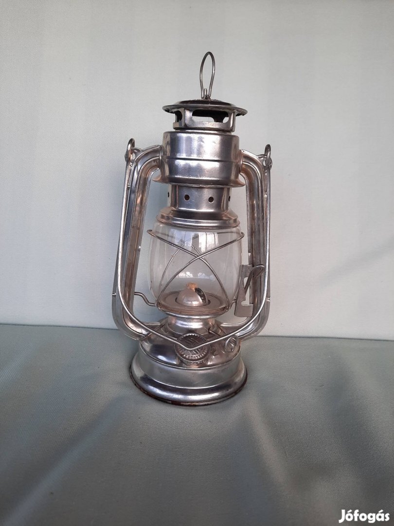 Eladó a képen látható új Petróleumlámpa!