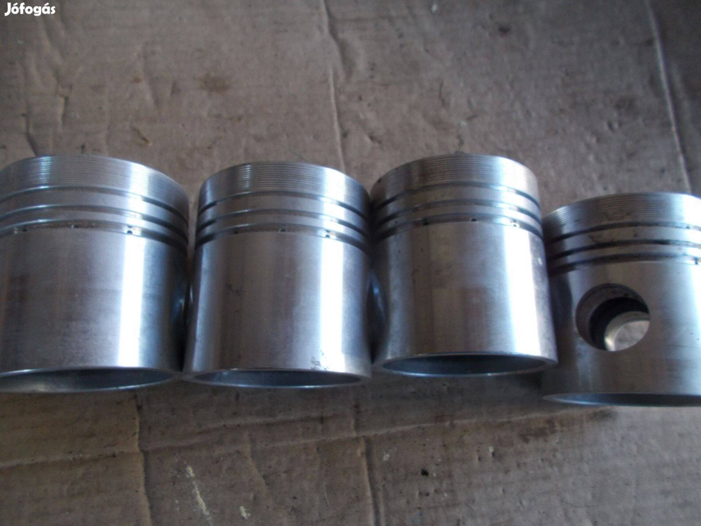 Eladó a képen látható új dugattyú garnitúra jó állapotban