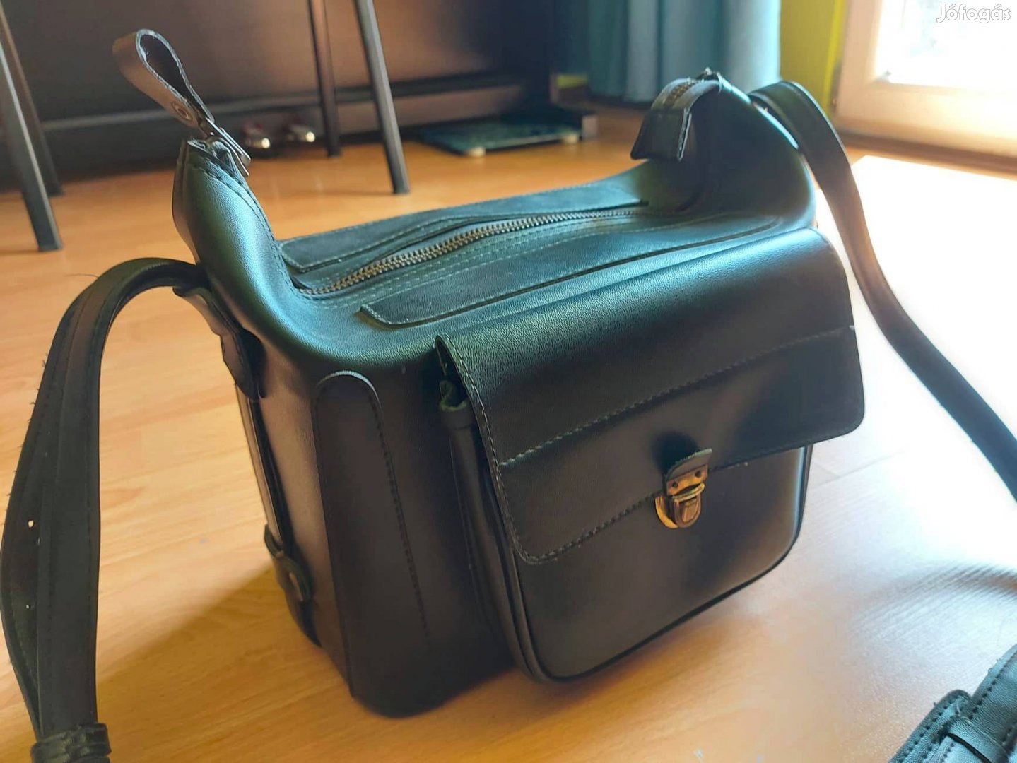 Eladó a képen látható vállarakasztható fotóstáska hibátlan