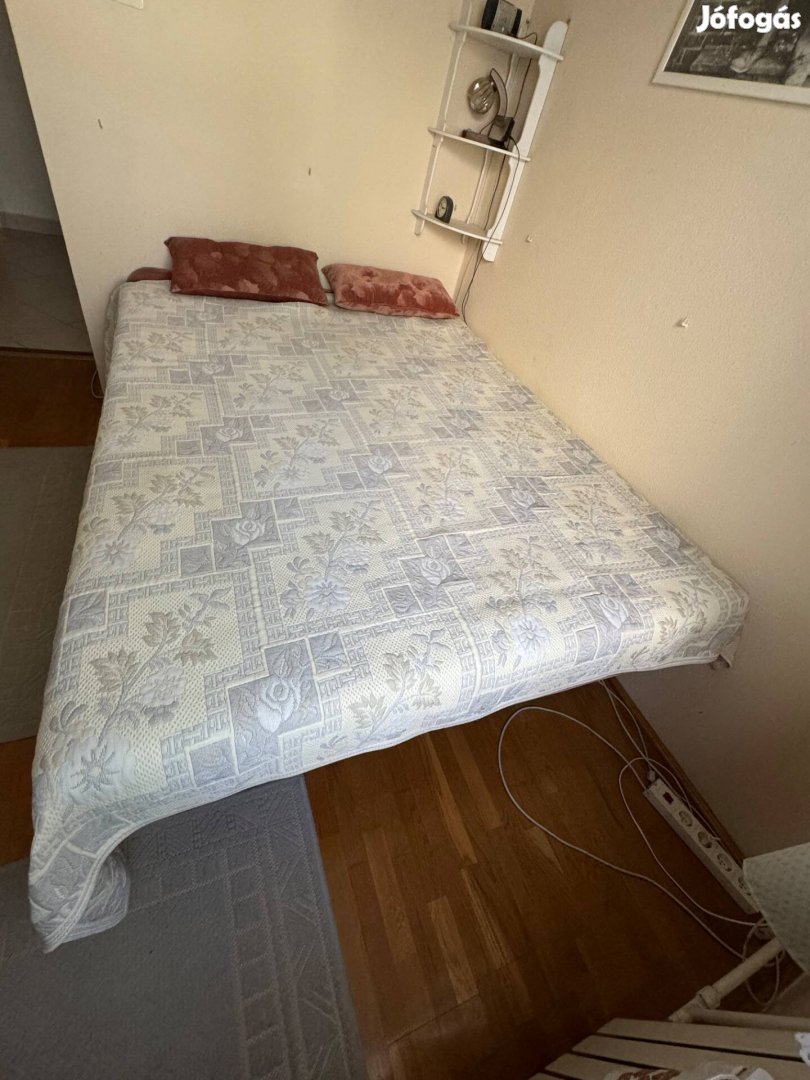 Eladó ágy, új matraccal