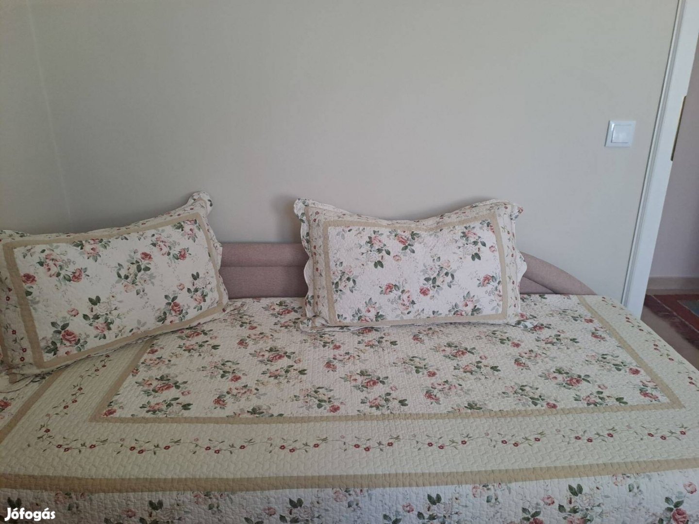 Eladó ágytakaró párnákkal