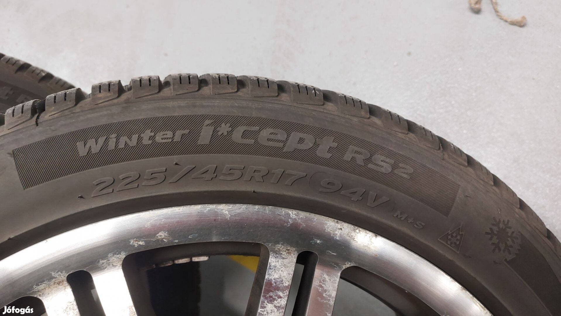 Eladó alig használt, felnire szerelt, téli gumi 225/45/R17-es méretben