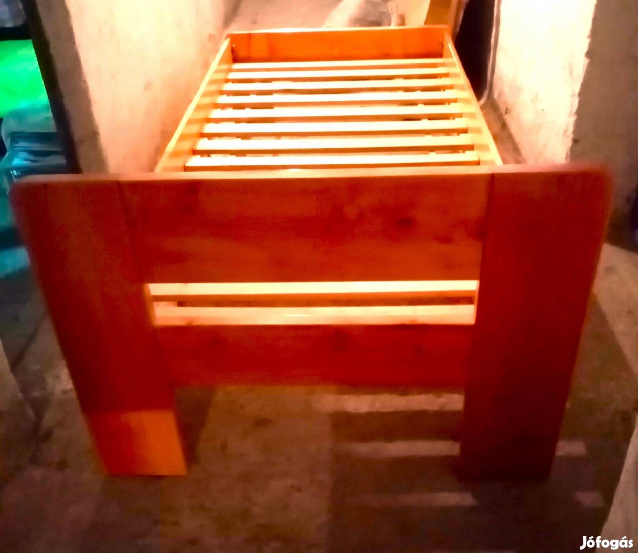 Eladó alig használt bükkfa ágy matraccal