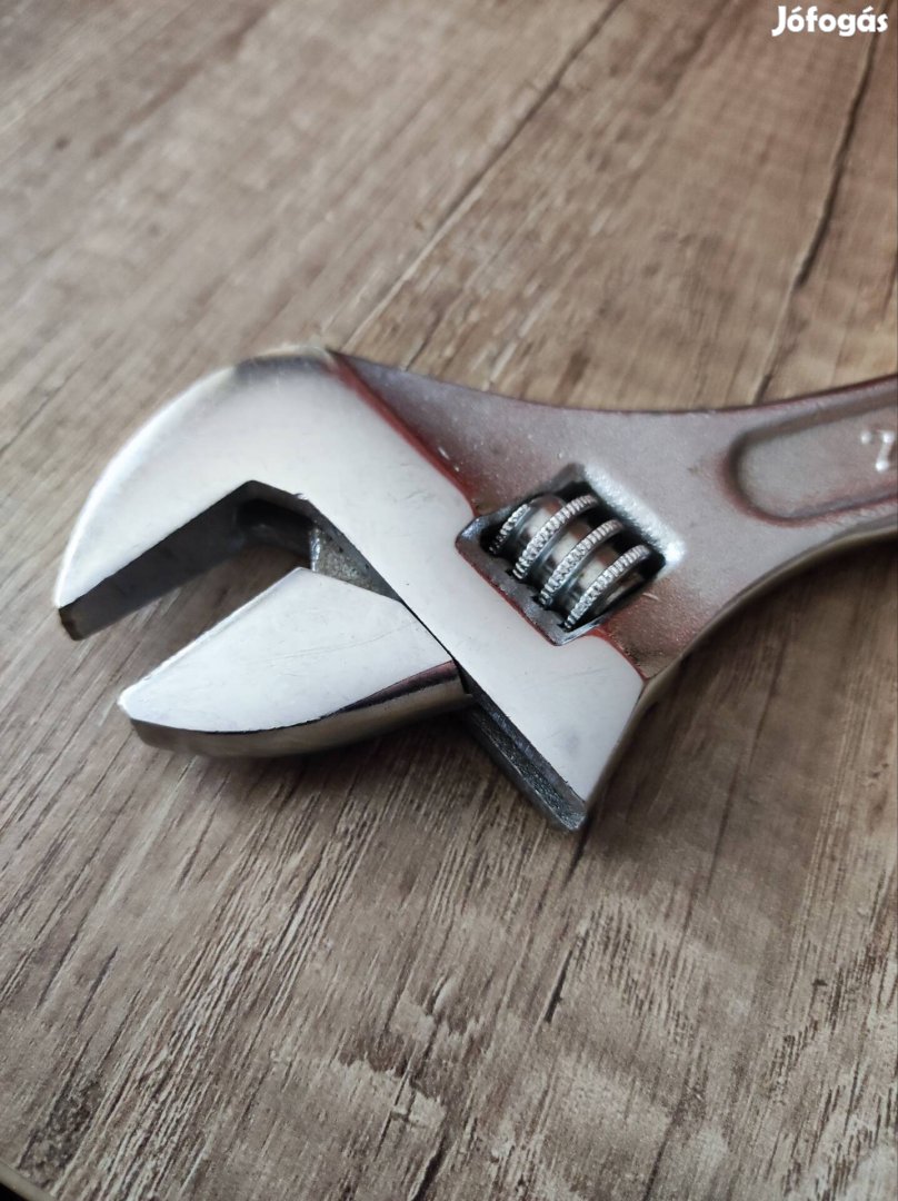 Eladó állítható kulcs.