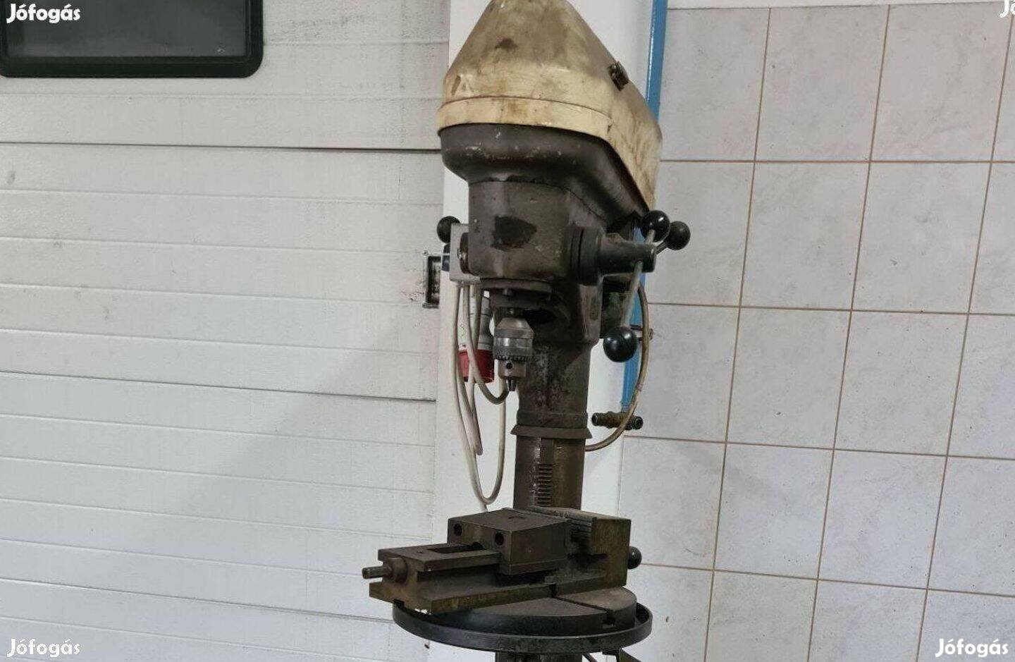 Eladó állványos fúró állítható asztallal és satuval
